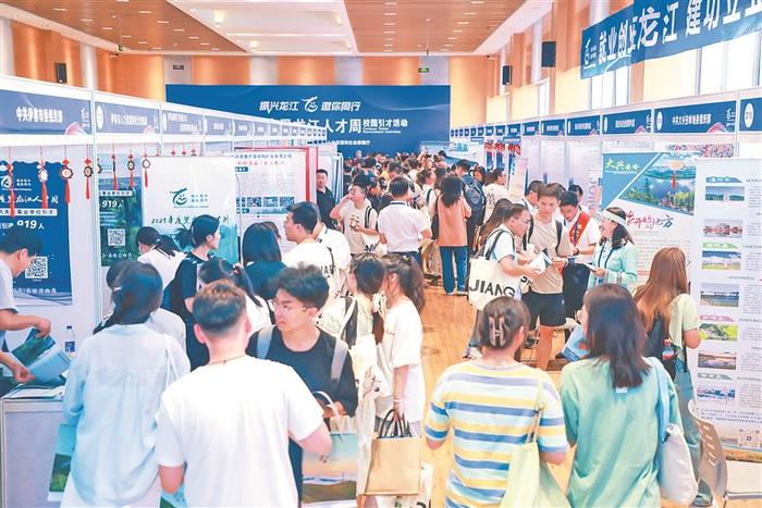 2023年度黑龍江人才周中國農(nóng)業(yè)大學(xué)專場(chǎng)招聘會(huì)現(xiàn)場(chǎng)。圖片由省委組織部提供